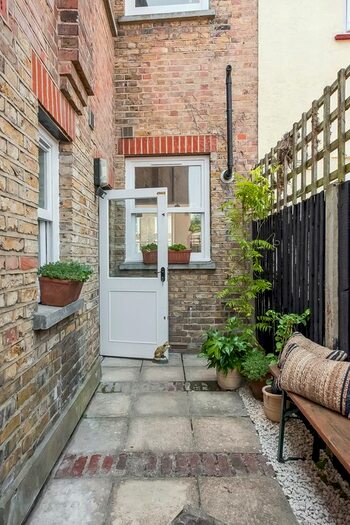 1 Bedroom Flat For Sale In Laleham Road, London, SE6