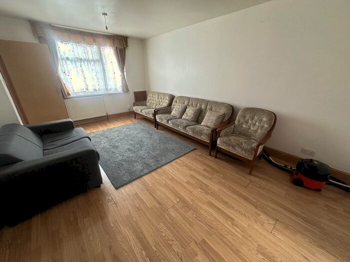 5 Bedroom Semi-Detached House To Rent In Heathway, The Common, Southall, UB2