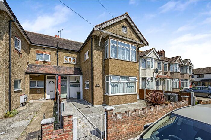 3 Bedroom Maisonette For Sale In Emerald Gardens, Dagenham, Essex, RM8