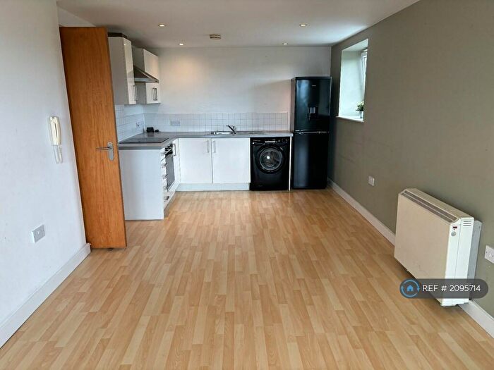 2 Bedroom Flat To Rent In Lakeside Rise, Manchester, M9