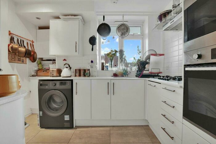 3 Bedroom Flat To Rent In Neckinger Estate, London, SE16