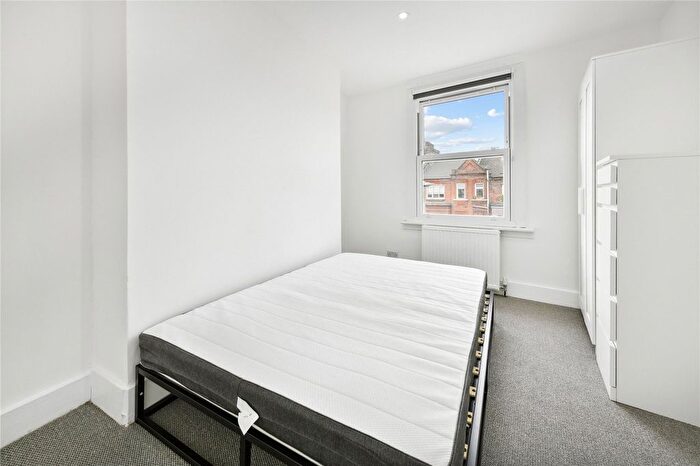 3 Bedroom Flat To Rent In Queenstown Road, London, SW8