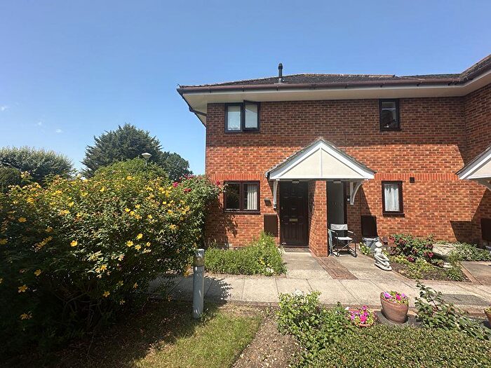2 Bedroom Flat To Rent In Weston Close, Potters Bar, EN6