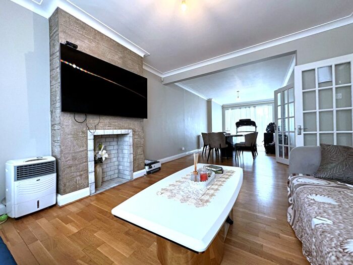 4 Bedroom Semi-Detached House To Rent In Lynton Avenue, London, NW9