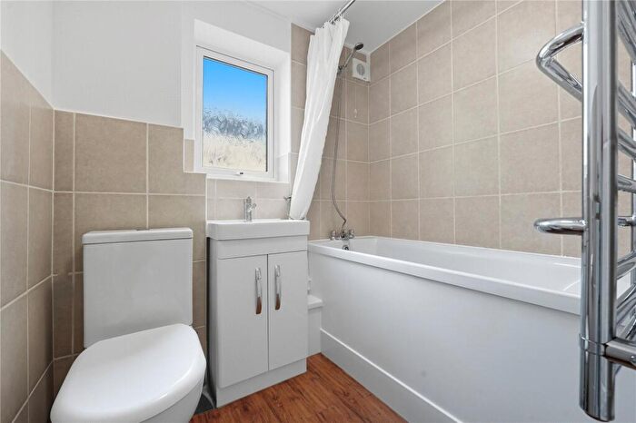 2 Bedroom Apartment For Sale In St. Lawrence Gardens, Leigh-on-Sea, Essex, SS9