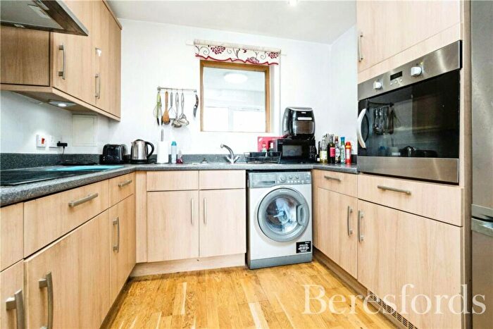 1 Bedroom Apartment For Sale In Dreywood Court, Squirrels Heath Lane, RM2