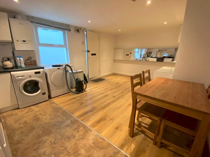 2 Bedroom Flat To Rent In Clapham Manor Street, London, SW4
