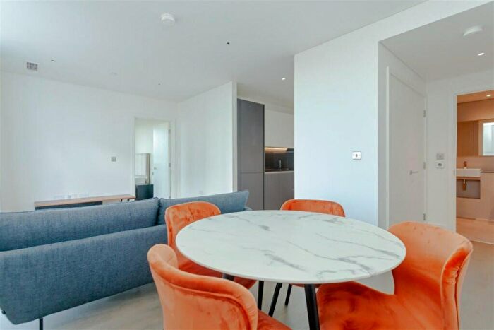 Flat To Rent In Gartons Way, SW11