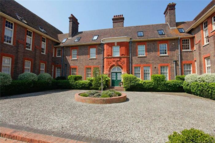 2 Bedroom Apartment For Sale In West Cliff Road, Ramsgate, CT11