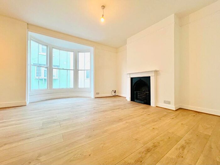1 Bedroom Flat To Rent In Rodwell Street, Weymouth, DT4