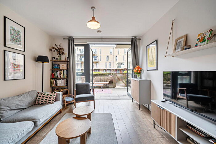 2 Bedroom Flat For Sale In Harford Street, London, E1