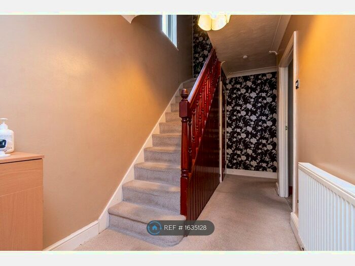 4 Bedroom Semi-Detached House To Rent In Bassetts Way, Orpington, BR6