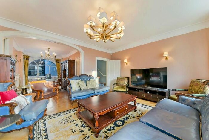 4 Bedroom Flat To Rent In Victoria Square, London, SW1W