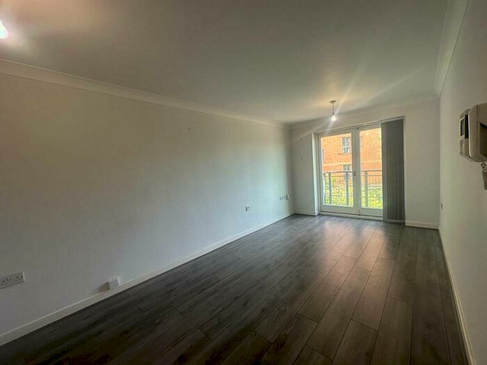 2 Bedroom Apartment To Rent In Turlow Court The Calls, LS9