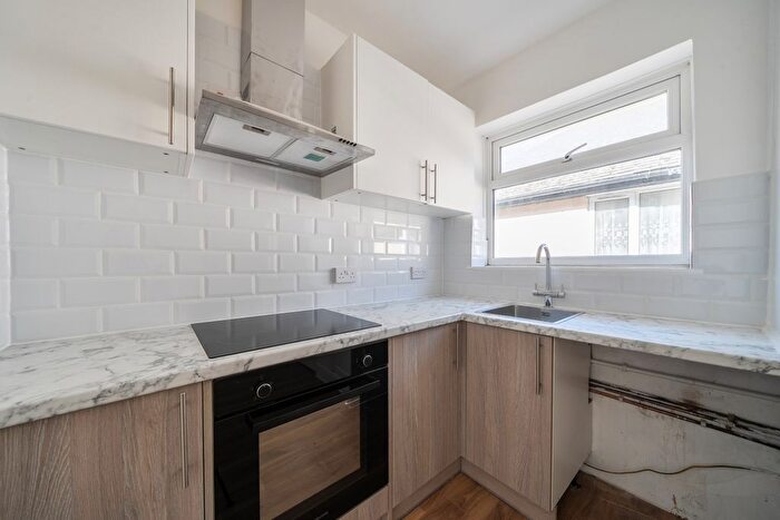 3 Bedroom Flat To Rent In Melmore Gardens, Cirencester, GL7