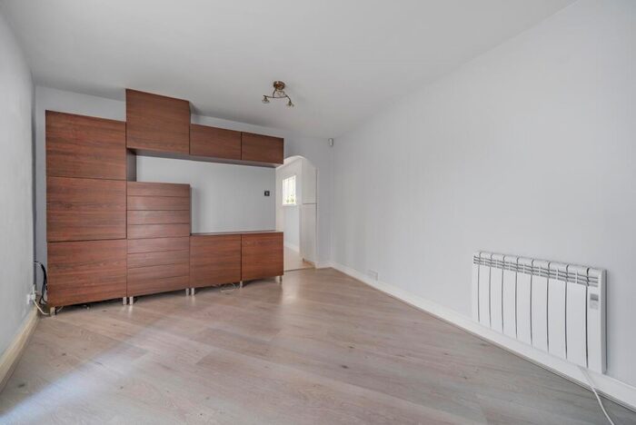 2 Bedroom Flat To Rent In Trundleys Road London, SE8