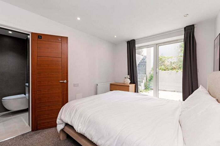 3 Bedroom Flat To Rent In Thurlow Park Road London, SE21