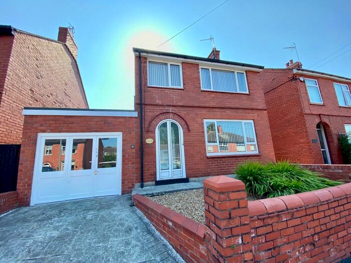 3 Bedroom Detached House To Rent In Bryn Glas, LL14