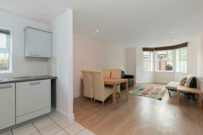 2 Bedroom Flat To Rent In Hayes Grove, SE22