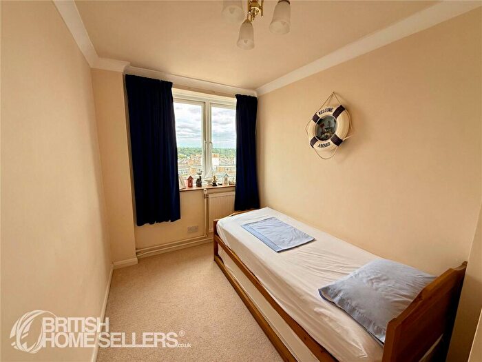 2 Bedroom Apartment For Sale In West Cliff Road, Bournemouth, Dorset, BH2