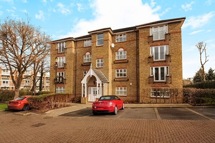 1 Bedroom Flat To Rent In Clockhouse Place, Putney, London, SW15
