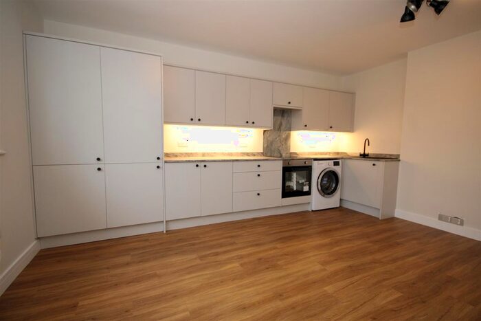 2 Bedroom Flat To Rent In Worplesdon Road, Guildford, GU2
