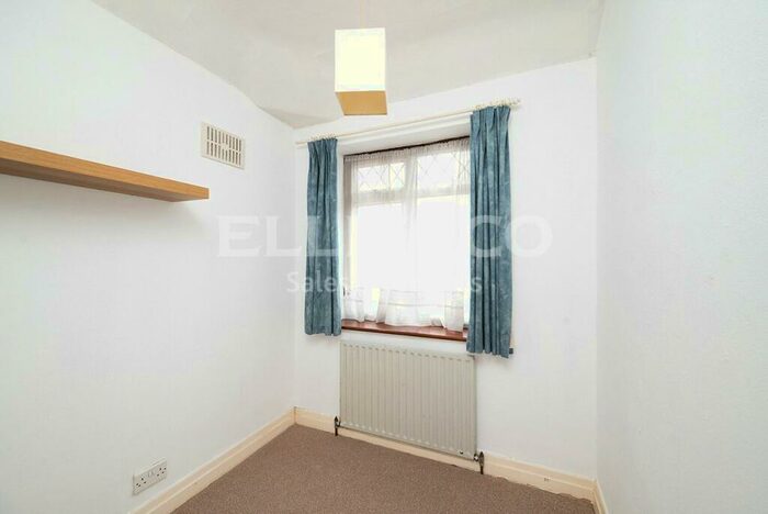 3 Bedroom Semi-Detached House For Sale In Woodstock Close, Stanmore, Middlesex, HA7