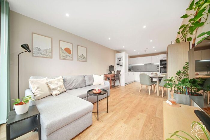 1 Bedroom Flat For Sale In Pavilions Court, Cooks Road, Stratford, E15
