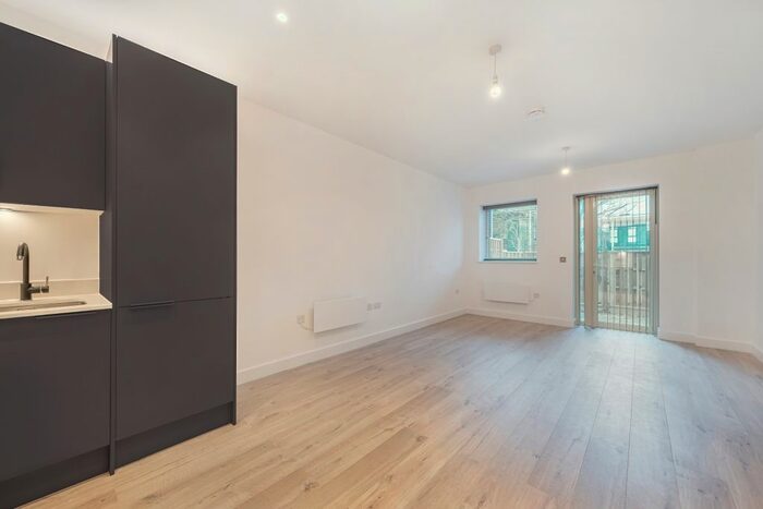 2 Bedroom Flat To Rent In Clivemont Road, Maidenhead, SL6