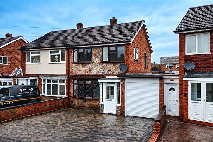 3 Bedroom Semi Detached House For Sale In Grayston Avenue, Glascote, Tamworth, Staffordshire, B77
