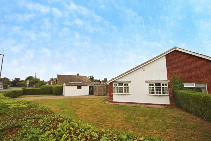 3 Bedroom Semi-detached Bungalow For Sale In Winslow Drive, Immingham, DN40
