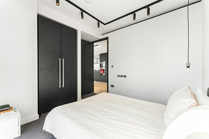 2 Bedroom Apartment To Rent In Sun Street, London, EC2A