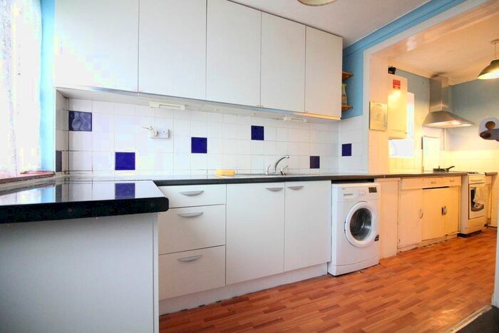 2 Bedroom Flat To Rent In Apple Tree Avenue, West Drayton, UB7