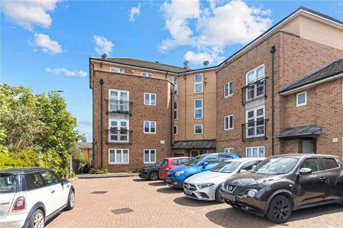 2 Bedroom Apartment For Sale In Buxhall Crescent, London, E9