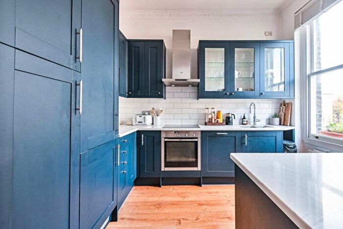 2 Bedroom Flat For Sale In Caversham Road, Kentish Town, London, NW5