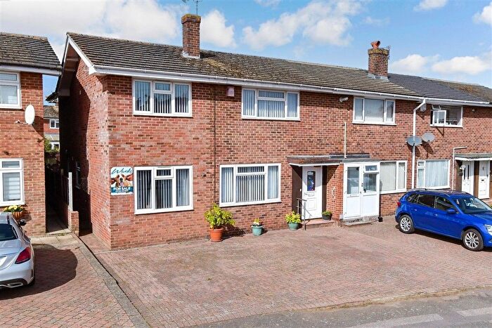 4 Bedroom End Terrace House For Sale In Oriole Way, Larkfield, Aylesford, Kent, ME20