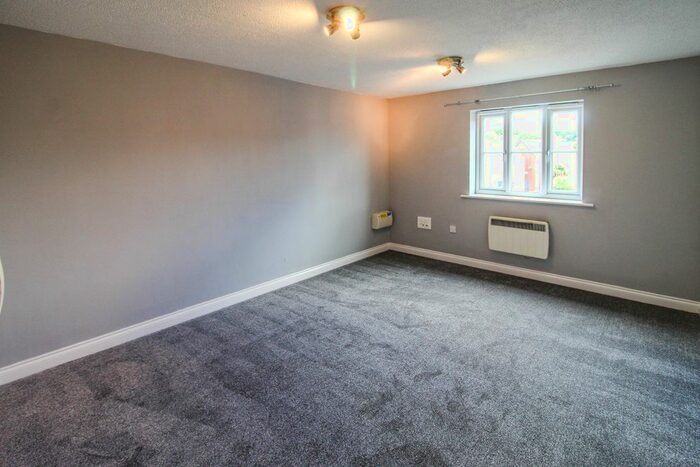 2 Bedroom Flat To Rent In Rosebay Close, Royton, Oldham, OL2
