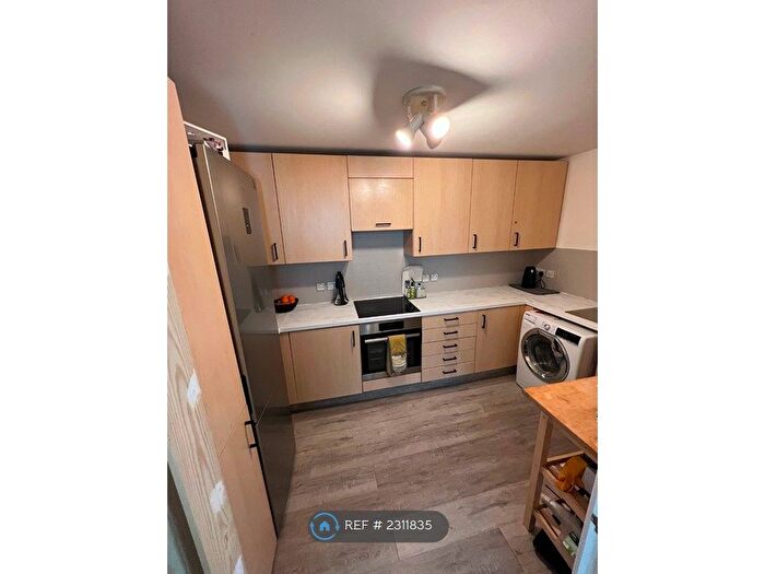 3 Bedroom Flat To Rent In Cedar House, Richmond, TW9