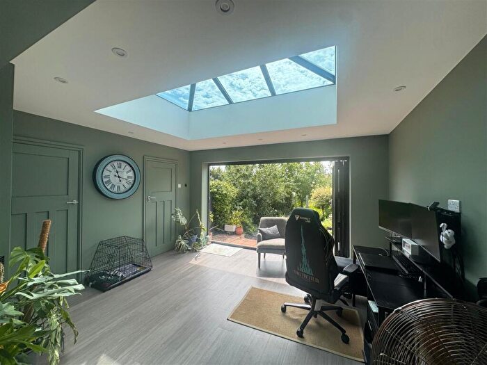3 Bedroom Semi-Detached House To Rent In Wallisdean Avenue, Fareham, PO14