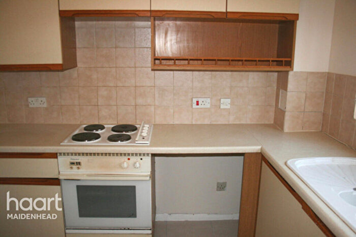 2 Bedroom Apartment To Rent In Littlebrook Avenue, Slough, SL2