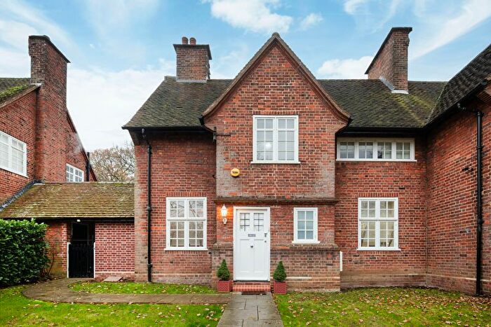 5 Bedroom Semi Detached House For Sale In Addison Way, Hampstead Garden Suburb, NW11