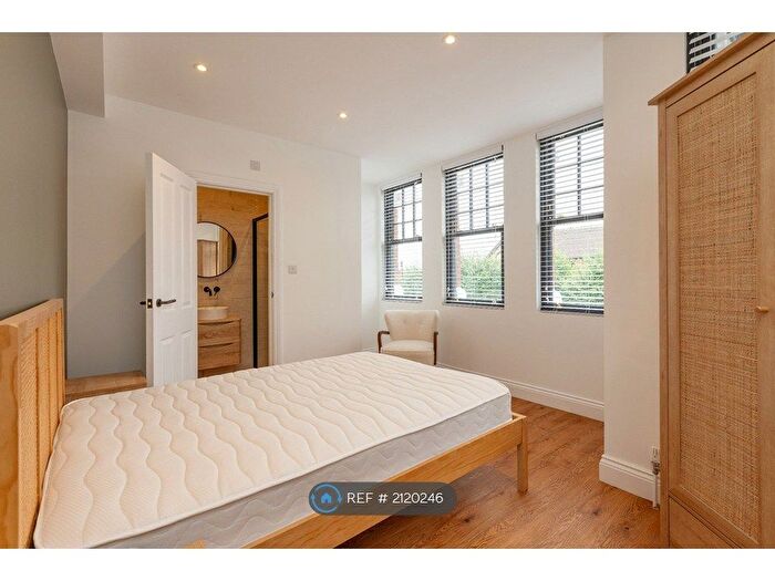 2 Bedroom Flat To Rent In Friern Park, London, N12