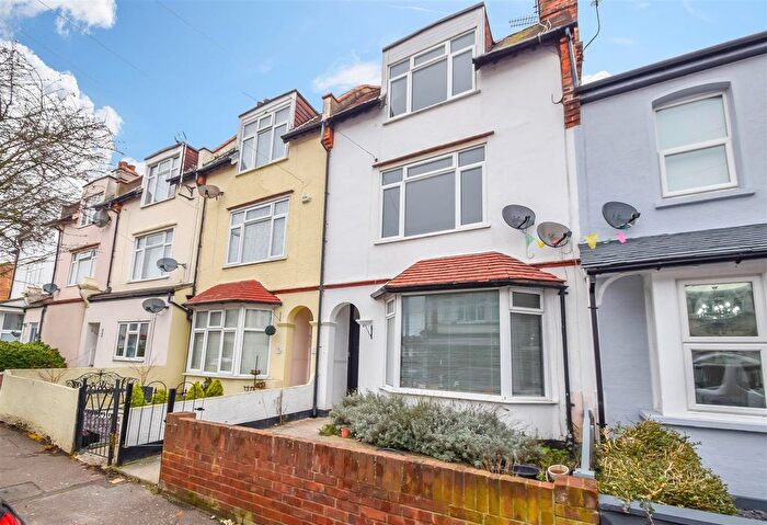 2 Bedroom Flat For Sale In Glendale Gardens, Leigh-On-Sea, SS9