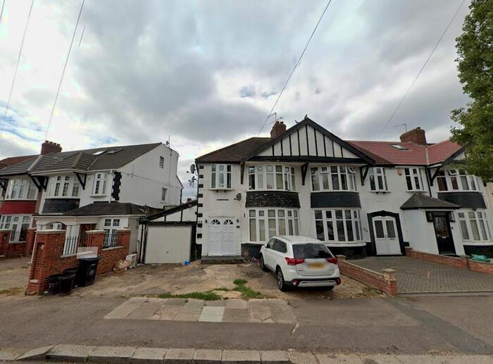 3 Bedroom End Of Terrace House To Rent In Stradbroke Grove, Clayhall, Ilford, IG5