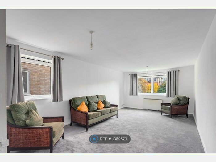 2 Bedroom Flat To Rent In Barkingside, Essex, IG6