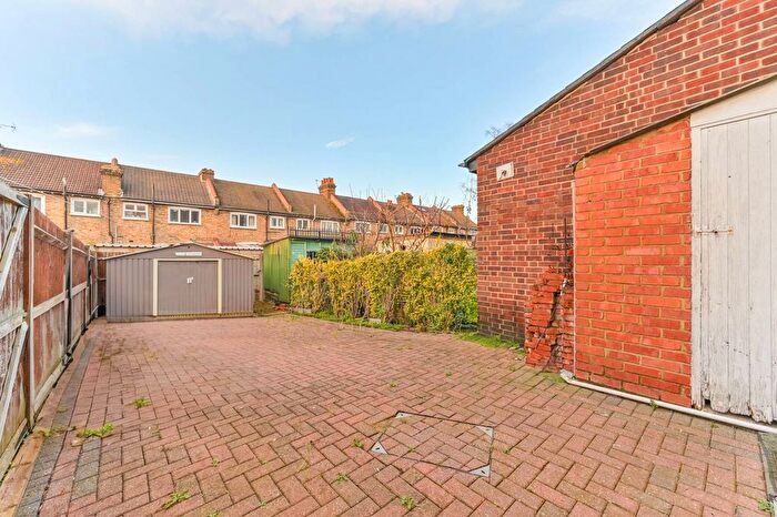 2 Bedroom End Of Terrace House To Rent In Lakehall Road, Thornton Heath, CR7