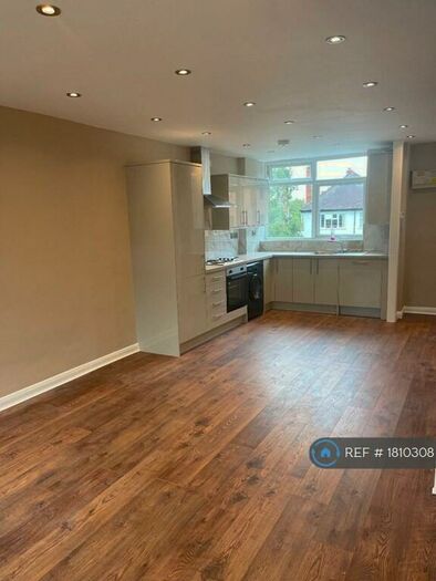 2 Bedroom Maisonette To Rent In Lyndwwood Court, Leicester, LE2