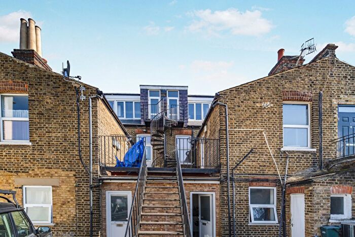 3 Bedroom Flat To Rent In South Ealing Road, London, W5