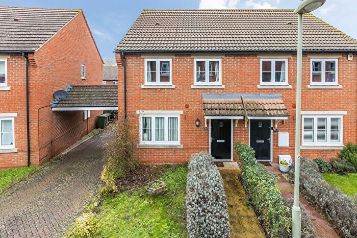 3 Bedroom Semi-Detached House For Sale In Walnut Lane, Didcot, OX11