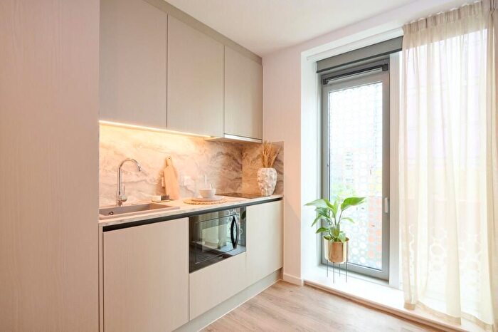 Studio To Rent In Brentford, London, TW8